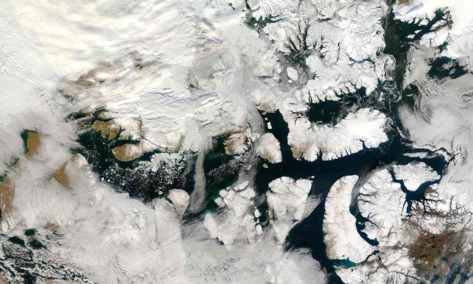 Tình trạng tan băng ở Bắc Cực tạo ra cơ hội cho tuyến hàng hải qua khu vực này - Ảnh: Guardian