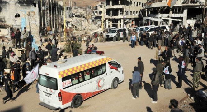 Xe của LHQ giúp sơ tán người dân khỏi thị trấn Madaya do lực lượng nổi dậy Syria kiểm soát - Ảnh: AFP
