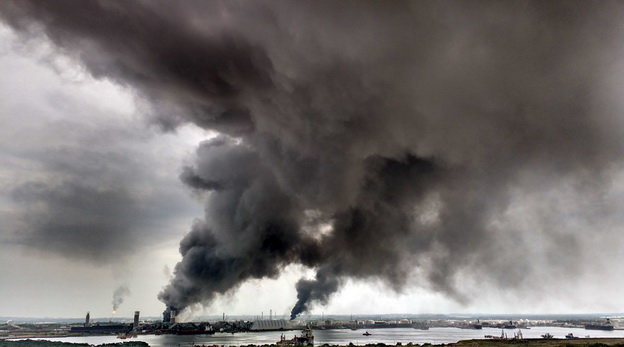 Truyền thông địa phương nói vụ nổ đã thải ra khí độc hại khiến hàng trăm người sơ tán - Ảnh: AFP