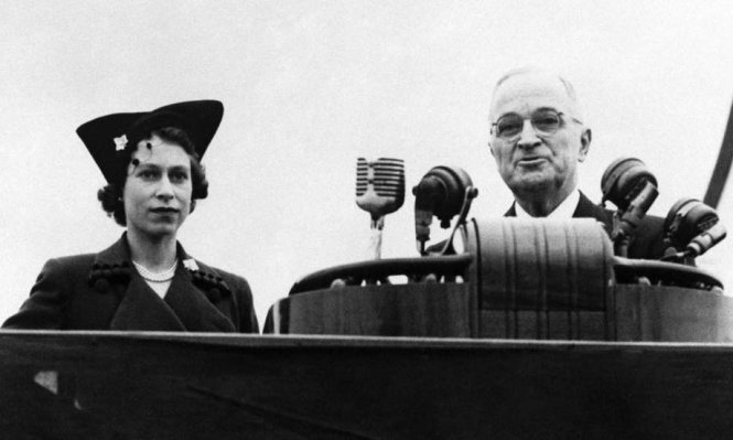 Công chúa Elizabeth chụp ảnh cùng Tổng thống Harry S. Truman - tổng thống thứ 33 của Mỹ, trong chuyến thăm Washington năm 1951