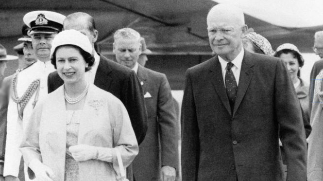 Nữ hoàng chụp ảnh cùng Tổng thống Dwight D. Eisenhower - tổng thống thứ 33 của Mỹ, năm 1959