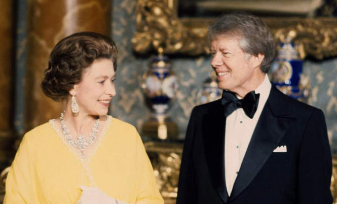 Nữ hoàng tiếp đón Tổng thống Jimmy Carter năm 1977 tại điện Buckingham