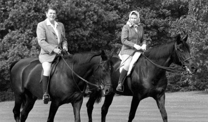 Nữ hoàng cưỡi ngựa đi cùng Tổng thống Ronald Reagan tại Home Park, Windsor (Anh) năm 1982