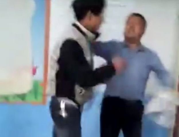 Thầy giáo cũng đánh trả học sinh