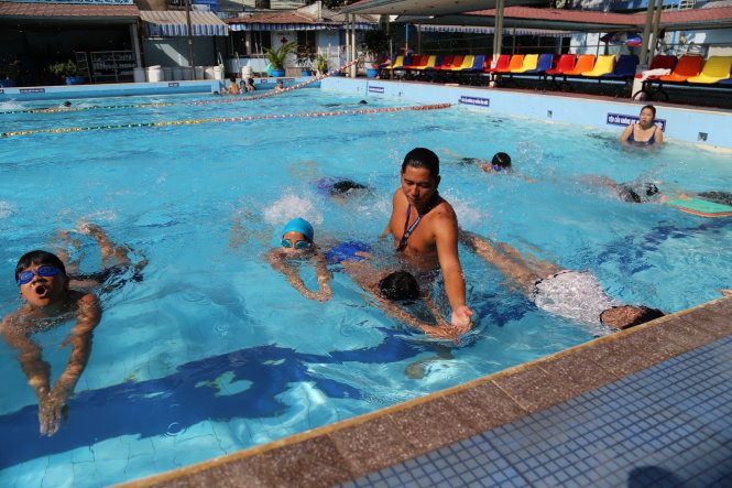Một buổi học bơi của học sinh Trường tiểu học Lương Định Của, Q.3, TP.HCM - Ảnh: Như Hùng