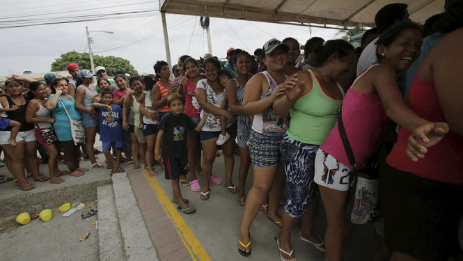 Người dân Ecuador xếp hàng nhận thực phẩm cứu trợ - Ảnh: Reuters