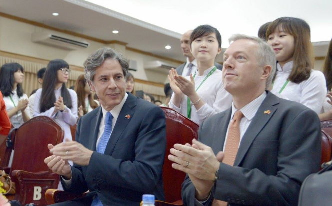 Thứ trưởng Antony Blinken (trái) và đại sứ Mỹ tại Việt Nam Ted Osius trong buổi nói chuyện với sinh viên ở Hà Nội sáng 21-4 - Ảnh: Đại sứ quán Mỹ cung cấp