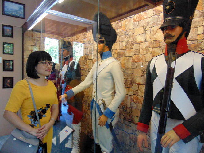Nhiều khách tham quan thích thú ngắm các bộ quân phục cổ trong Bảo tàng vũ khí cổ - Ảnh: Đông Hà