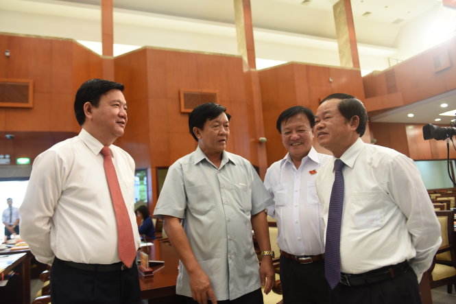 Bí thư Thành ủy TP.HCM Đinh La Thăng (bìa trái) trao đổi với các đại biểu - Ảnh: Tự Trung