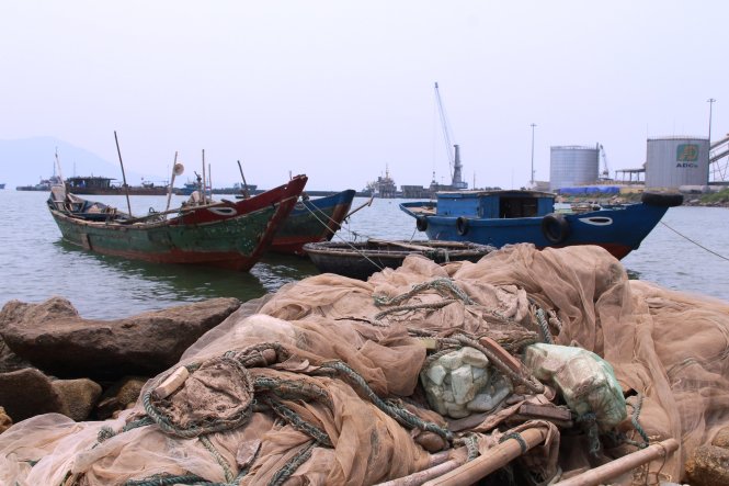 Người dân xã Lộc Vĩnh (Phú Lộc) đưa thuyền đánh cá vào bờ vì cá chết, không ra khơi nữa. Lưới đánh cá cũng bị vất ngổn ngang - Ảnh: Nhật Linh