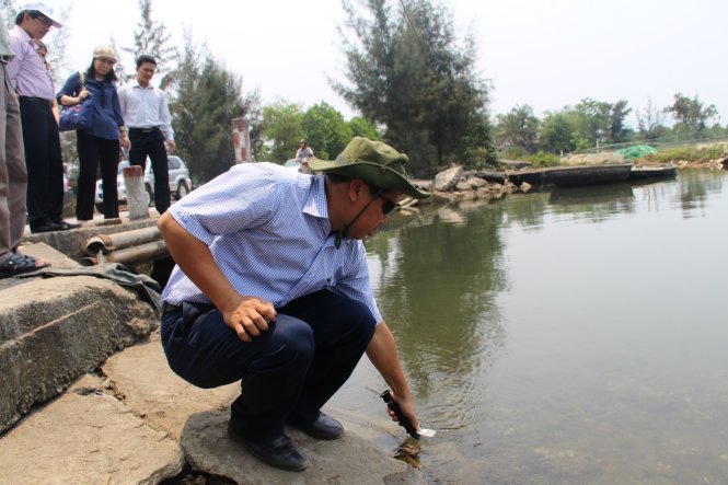 Chuyên gia trong đoàn kiểm tra của Bộ NN&PTNT sử dụng thiết bị lấy mẫu nước tại khu vực xã Lộc Vĩnh (Phú Lộc) - Ảnh: Nhật Linh