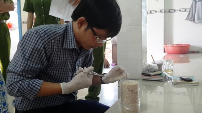 Cán bộ của Chi cục quản lý chất lượng nông lâm và thủy sản Bình Thuận xét nghiệm tìm chất borac trong chả lụa - Ảnh: Nguyễn Nam