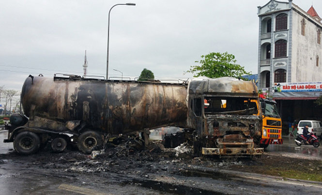 Hiện trường vụ va chạm giao thông khiến xe bồn cùng xe container cháy rụi trên tuyến quốc lộ 5 - Ảnh: CTV