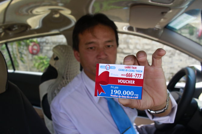 Hãng taxi phát hành phiếu giảm giá sau khi Sở GTVT tỉnh Lâm Đồng chỉ đạo tính cước theo đồng hồ - Ảnh: C.Thành