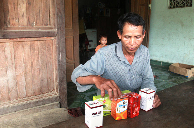 Ông Hùng Xuân Nghệ (55 tuổi), bản Thanh Bình, xã Thanh Sơn, huyện Thanh Chương, Nghệ An mua 8 mã hàng mất gần 150 triệu đồng nhưng chỉ nhận được một số lọ thuốc thực phẩm chức năng - Ảnh: Doãn Hòa