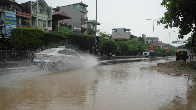 Một số điểm trên đường Nguyễn Văn Cừ (Tp Hạ Long) vẫn còn đọng nước, chưa kịp tiêu thoát - Ảnh: Đức Hiếu