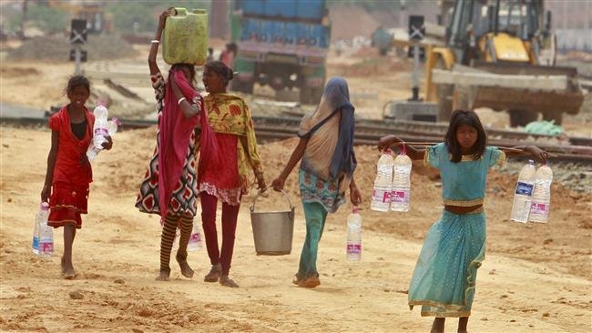 Trẻ em gái đi lấy nước ở Agartala, Ấn Độ, hôm 20-4 - Ảnh: Reuters