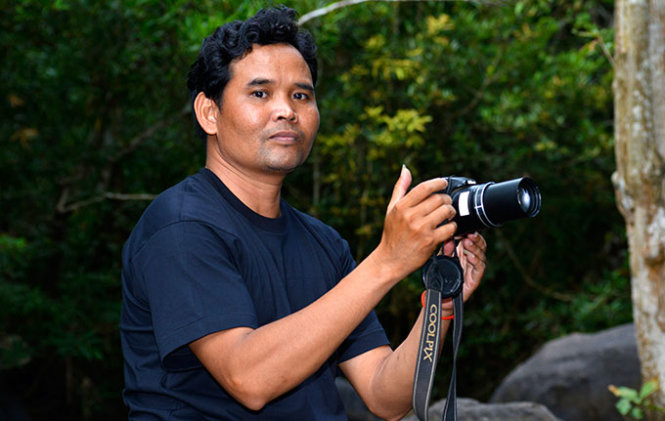 Nhà hoạt động Ouch Leng với vũ khí là chiếc máy ảnh trong cuộc chiến bảo vệ rừng - Ảnh: goldmanprize.org