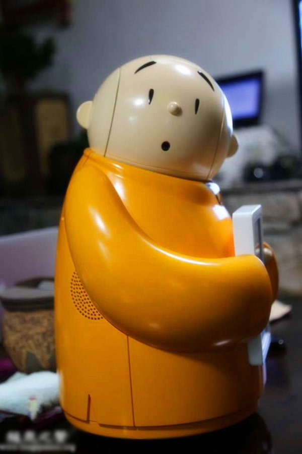 Robot Xian'er tại chùa Long Tuyền - Ảnh: Reuters/english.cri.cn
