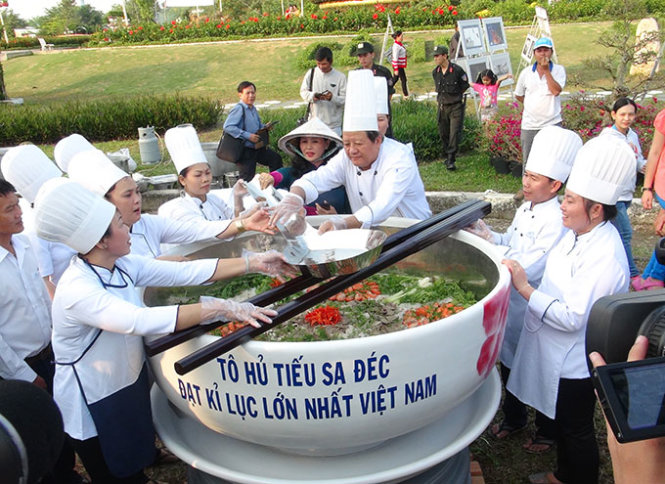 Tô hủ tiếu lớn nhất Việt Nam có đường kính miệng 1,5m, cao 70cm, thể tích 900 lít, gồm 100kg hủ tiếu, 100kg thịt heo và 600 lít nước xúp... tại Lễ hội hoa xuân Sa Đéc 2015 - Ảnh: Thành Nhơn
