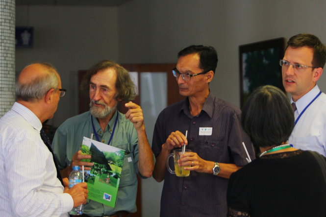 Các học giả thảo luận bên lề hội thảo quốc tế về tình hình sử dụng nguồn nước sông Mekong ngày 22-4 - Ảnh: Chí Quốc