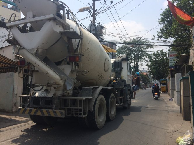 Khoảng 12g50 ngày 30-3, xe bồn của Công ty cổ phần vật liệu Nam Vi Sai “chui” vào nhiều tuyến đường cấm khu vực Q.Bình Thạnh  - Ảnh: Đức Phú