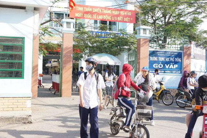Học sinh Trường THPT Gò Vấp, TP.HCM sau buổi tan học ngày 22-4 - Ảnh: Mỹ Dung