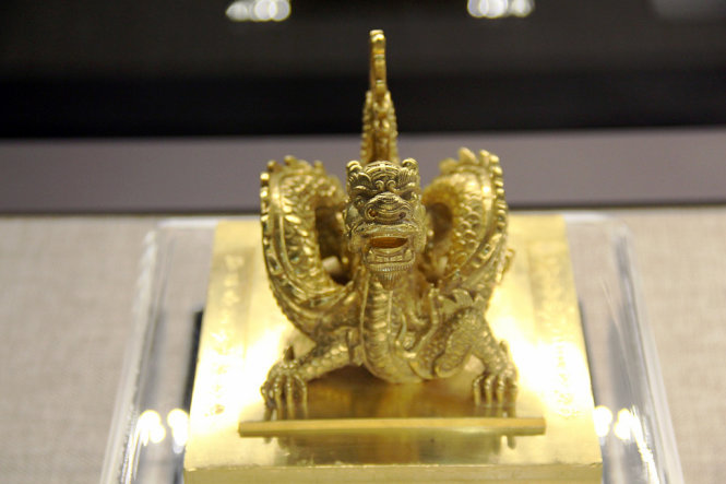 Ấn hoàng đế tôn chi bảo, chất liệu bằng vàng, nặng 8989 gr niên đại tháng 10 năm Minh Mạng thứ 8 (1827) dùng để đóng trên các văn bản khuyến giáo dân chúng hoặc sắc bằng khen tặng các nhân vật hiếu hạnh, tiết nghĩa - Ảnh: MINH AN