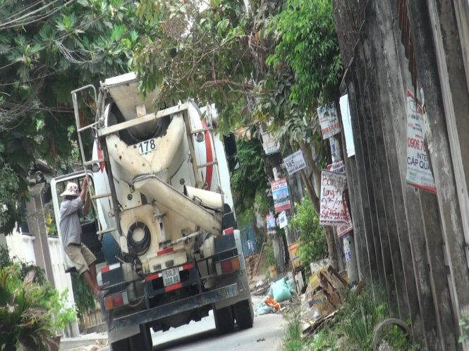 Trưa 31-3, xe bồn chở bê tông mã số 178 của công ty Holcim lưu thông vào hàng loạt đường cấm để đổ bê tông tại một công trình dân dụng ở đường Bình Lợi (Q.Bình Thạnh)