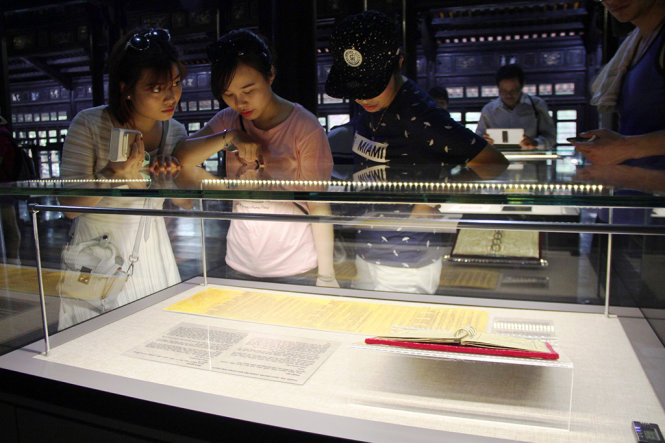 Du khách thưởng lãm các kim ấn, kim sách được trưng bày bên trong không gian Bảo tàng Cổ vật cung đình Huế (3 Lê Trực, TP Huế)