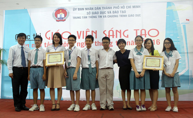Phó giám đốc Sở GD-ĐT TP.HCM Nguyễn Văn Hiếu trao giải nhất cho hai dự án đạt giải nhất - Ảnh: Hải Quân