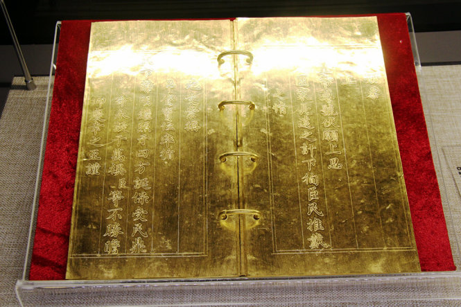 Kim sách thời Nguyễn, chất liệu bằng vàng, trọng lượng 4529 gr, niên đại Minh Mạng thứ 21 (1840) tấu về việc lên ngôi của Hoàng tử trưởng Trường Khanh Công (sau này là vua Thiệu Trị)