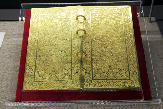 Kim sách thời Nguyễn, chất liệu bằng vàng, trọng lượng 1371 gr, niên đại Gia Long thứ 5 (1806) dùng để truy tôn thụy hiệu Hiếu văn hoàng đế - Ảnh: MINH AN