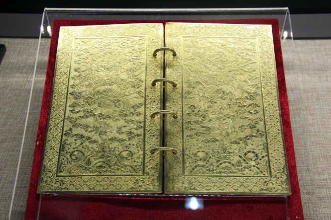 Kim sách thời nguyễn, chất liệu bạc mạ vàng, trọng lượng 1349 gr, niên đại Minh Mạng thứ 11 (1830), nói về nội dung hoàng đế Minh Mạng phong tước Trường Khanh Công cho hoàng tử Miên Tông (tức vua Thiệu Trị sau này)