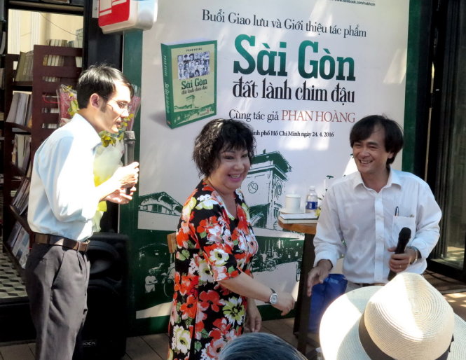 Nghệ sĩ hài Mỹ Chi (giữa) chúc mừng tác giả Phan Hoàng tại buổi ra mắt sách. Ảnh: L.Điền