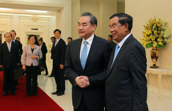 Ông Vương Nghị (trái) gặp Thủ tướng Campuchia Hun Sen tại Phnom Penh. Ảnh: Reuters