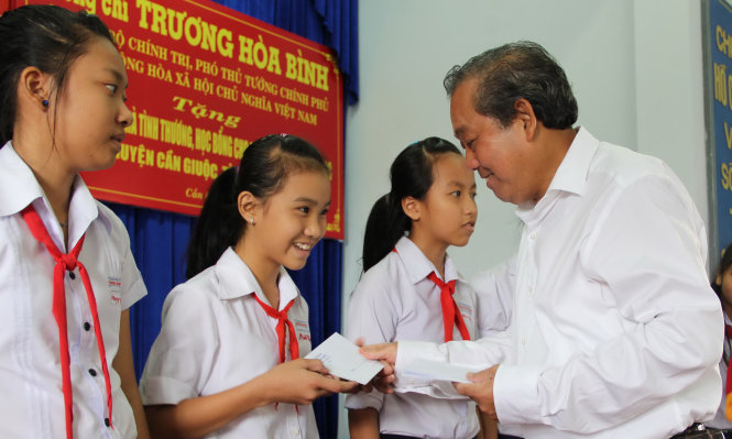 Ông Trương Hòa Bình  tặng quà cho các học sinh huyện Cần Giuộc, tỉnh Long An - Ảnh: Cẩm Phong