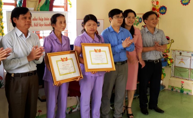 Lãnh đạo Sở GD-ĐT Nghệ An trao giấy khen của ngành cho hai cô giáo dũng cảm cứu 17 học sinh bị ong đốt - Ảnh: A.Đào