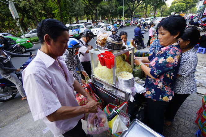 Gỏi đu đủ, một món ăn đường phố hấp dẫn ở TP.HCM - Ảnh: Quang Định