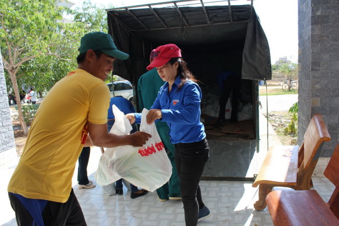 Đoàn viên Tỉnh đoàn Ninh Thuận chuyển các phần quà về cứu trợ cho đồng bào khó khăn ở hai xã Phước Ninh và Phước Hà, Thuận Nam, (Ninh Thuận) - Ảnh: Minh Trân