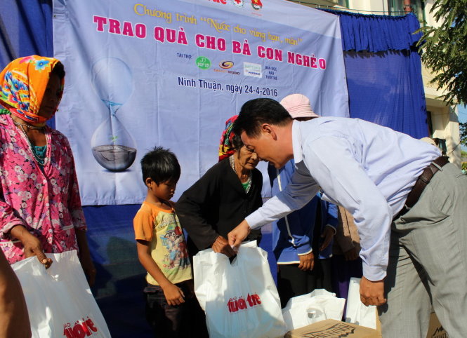 Ông Nguyễn Trung Phước, giám đốc phát triển kinh doanh Suntory Pepsico trao quà cho đồng bào khó khăn ở xã Phước Hà, huyện Thuận Nam (Ninh Thuận) - Ảnh: Minh Trân