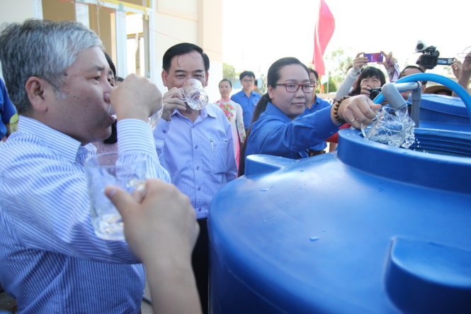 Nước mặn sau khi được chuyển hóa thành nước ngọt có thể dùng để uống được - Ảnh: Mậu Trường