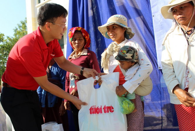 Ông Phan Văn Đắc, trưởng Ban công tác xã hội báo Tuổi Trẻ, trao quà cho đồng bào khó khăn ở xã Phước Hà, huyện Thuận Nam (Ninh Thuận) - Ảnh: Minh Trân