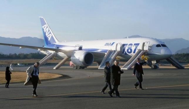 Một chiếc Boeing 787 của hãng ANA hạ cánh khẩn cấp xuống sân bay Takamatsu (Nhật Bản) hồi tháng 1-2013 vì trục trặc. Ảnh: Reuters