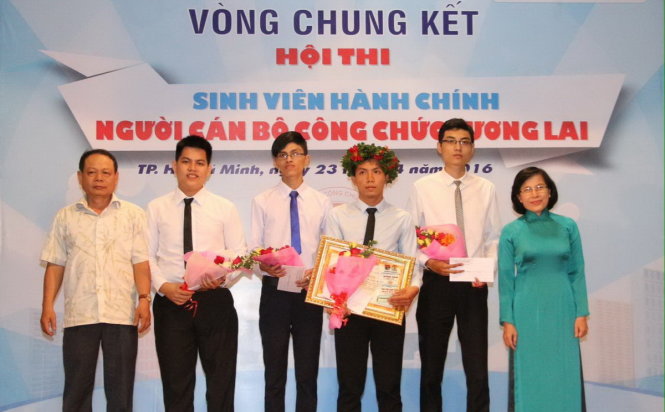 Nguyễn Văn Phúc trở thành Đỉnh cao sinh viên hành chính lần thứ 11 năm 2016 - Ảnh: Diểm