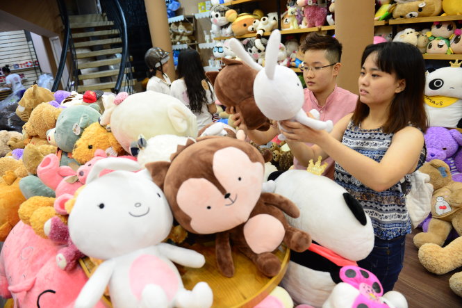 Bạn trẻ tìm mua cặp gấu bông trong một bộ phim Hàn Quốc, tại một cửa hàng trên đường Huỳnh Văn Bánh, Q.Phú Nhuận, TP.HCM - Ảnh: Quang Định