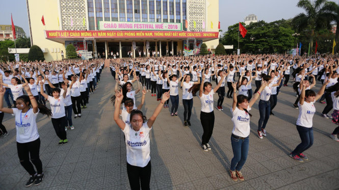 Gần 1000 bạn trẻ tham gia biểu diễn nhảy flashmod chào mừng Festival2016 - Ảnh: Thượng Hiển