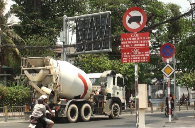 Một xe bồn của Công ty Holcim vẫn chạy vào đường có biển cấm xe tải lưu thông từ 6g - 24g trên đường Nơ Trang Long (TP.HCM) để đổ bêtông cho một công trình dân dụng - Ảnh: Hoàng Lộc