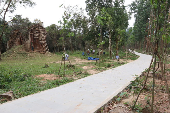 Con đường đi bộ nằm trong vùng lõi đền tháp Mỹ Sơn vừa được lát lại loại đá mới màu xám trắng (ảnh chụp đoạn đi qua tháp K)