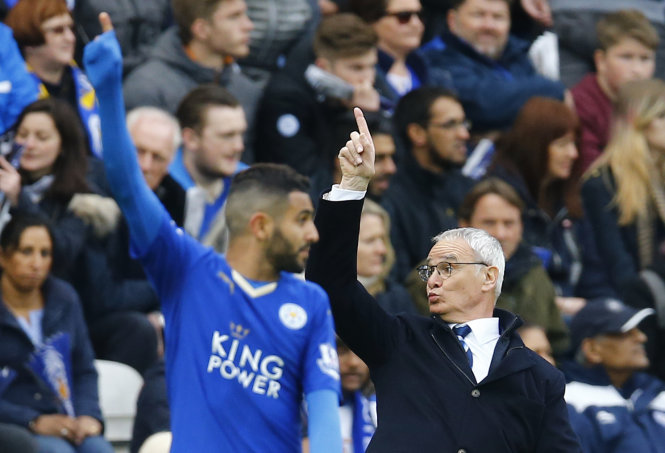 Thầy trò HLV Claudio Ranieri (phải) đang  ở rất gần vinh quang tại Premier League. Ảnh: Reuters